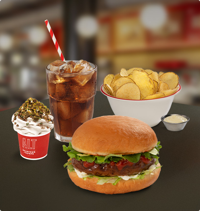 Menu Bambini/Teen: Bomba Hamburger, Chips di patate, bibita e shot gelato - Kids/Teens Menu: Bomba Hamburger, Potato chips, soft drink, and ice cream shot