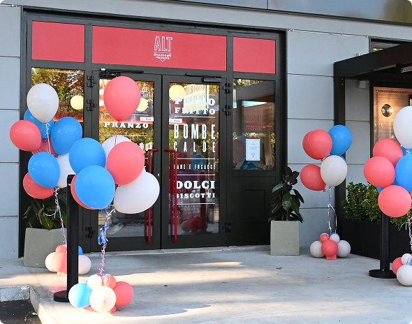 Ingresso esterno di uno store ALT decorato con palloncini - Exterior entrance of an ALT store decorated with balloons