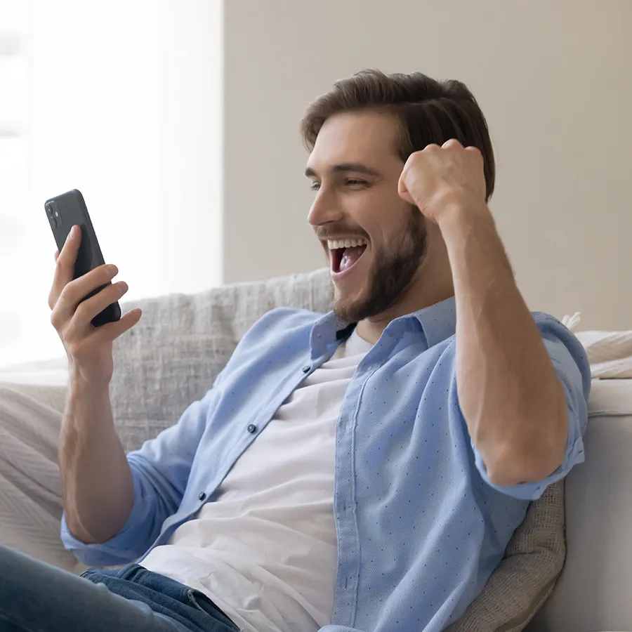 Ragazzo che esulta con il telefono