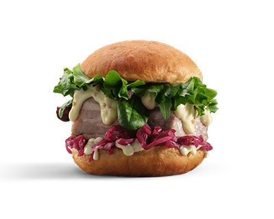 Bomba salata con maiale fondente, verza rossa marinata, maionese alla senape e misticanza - Savoury Bomb with melt-in-the-mouth pork, marinated red cabbage, mustard-flavored mayonnaise and mixed greens