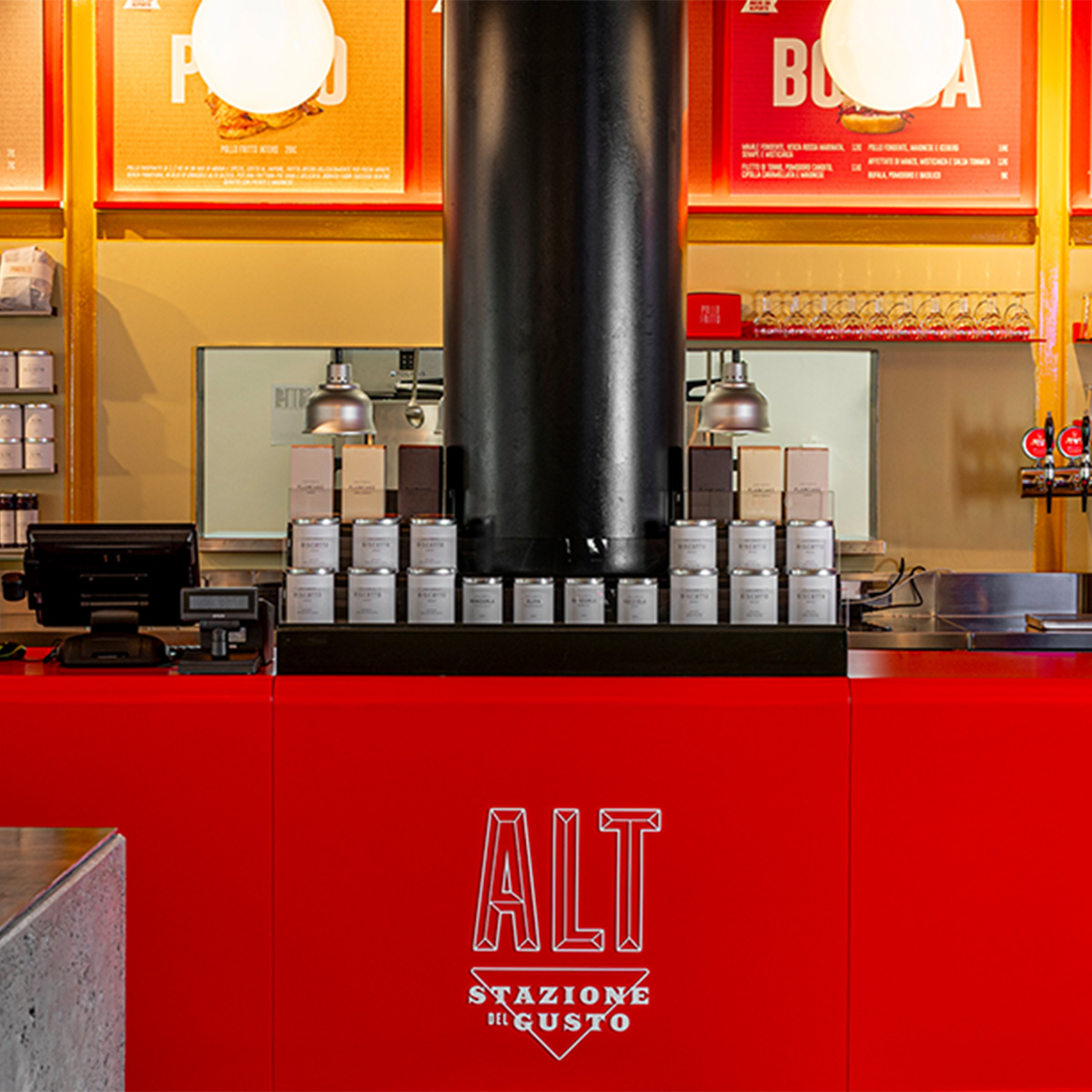 Bancone con colonna e logo ALT Stazione del Gusto