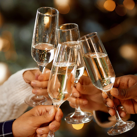 Ragazzo che esulta con il telefono